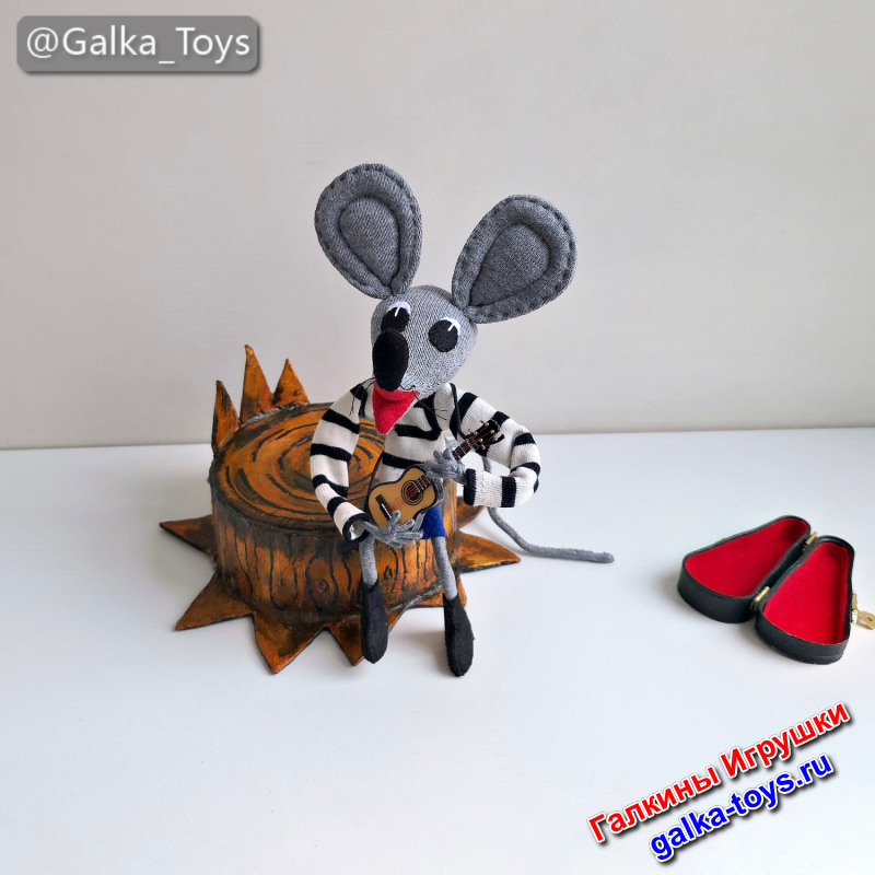 мышонок на пеньке