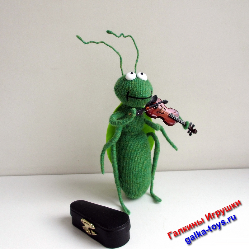 большой зеленый кузнечик играет на скрипке
