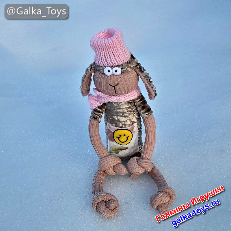 Мягкая игрушка овца ручной работы в шапке и шарфике